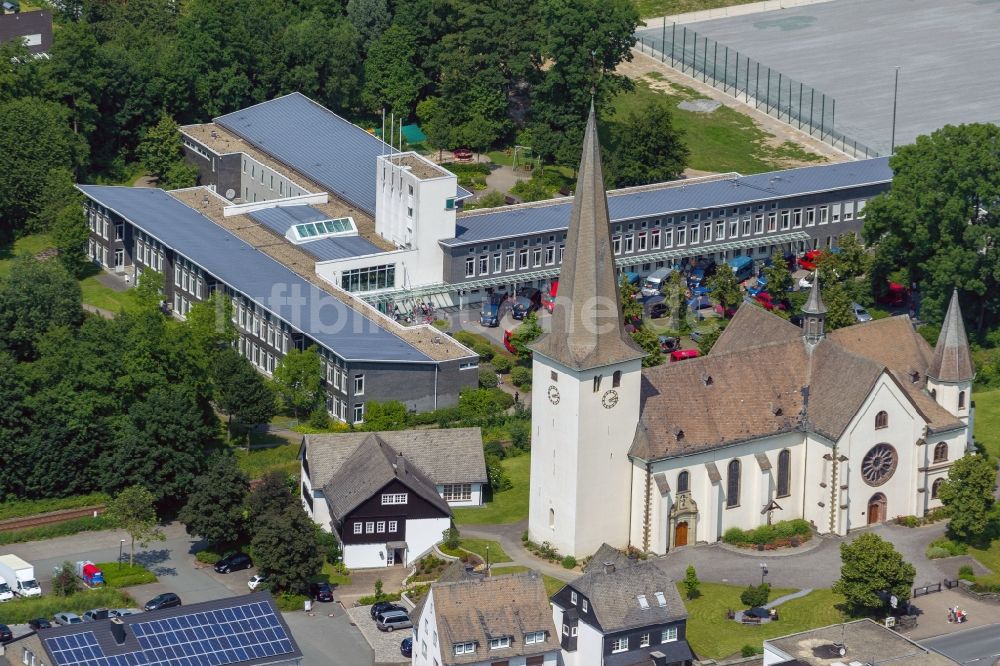 Luftbild Olsberg Bigge - Pfarrkirche St. Martin mit Blick auf die Förderschule für körperliche und motorische Entwicklung im Stadtteil Bigge in Olsberg in Nordrhein-Westfalen