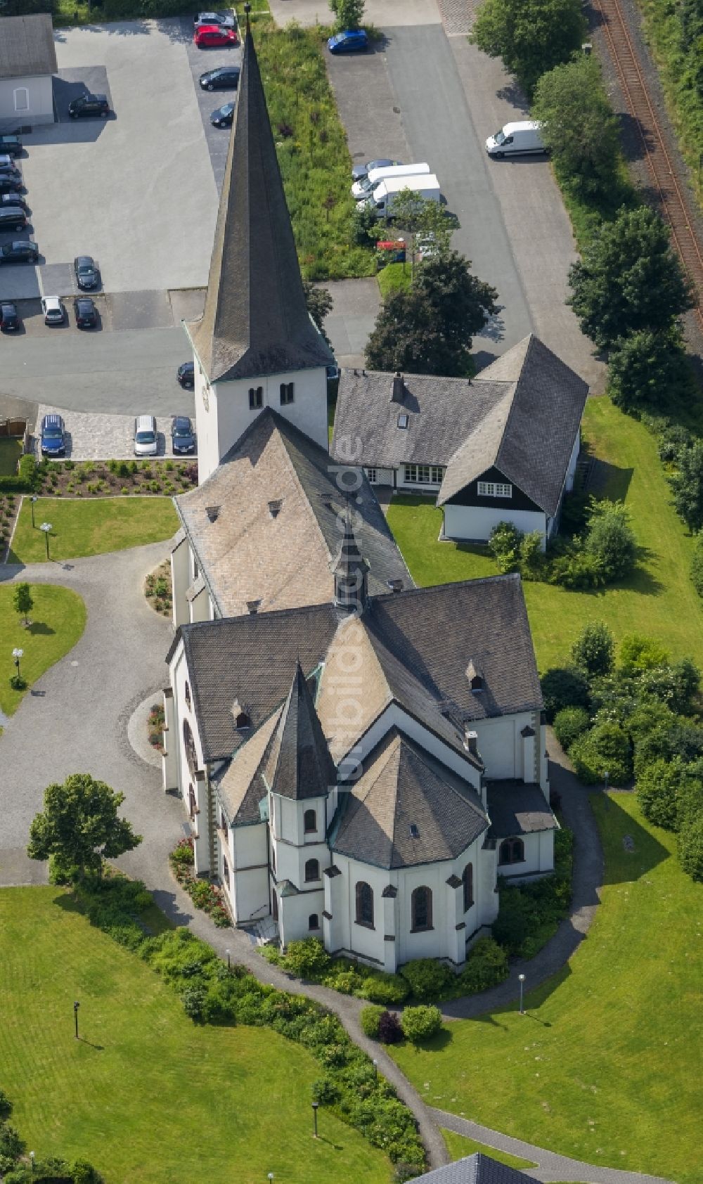 Luftaufnahme Olsberg Bigge - Pfarrkirche St. Martin im Stadtteil Bigge in Olsberg in Nordrhein-Westfalen