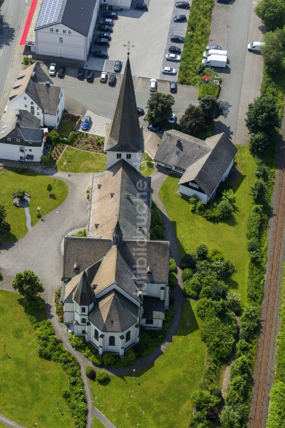 Olsberg Bigge von oben - Pfarrkirche St. Martin im Stadtteil Bigge in Olsberg in Nordrhein-Westfalen