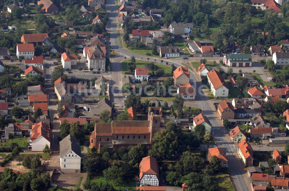 Sandau (Elbe) von oben - Pfarrkirche St. Nicolaus / St. Laurentius in Sandau