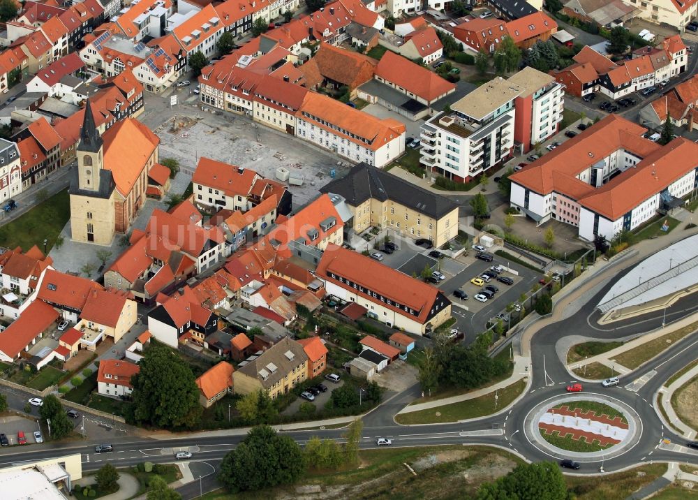 Luftaufnahme Worbis - Pfarrkirche St. Nikolaus mit Wohnhäusern und Blick auf den Kreisverkehr in Worbis in Thüringen