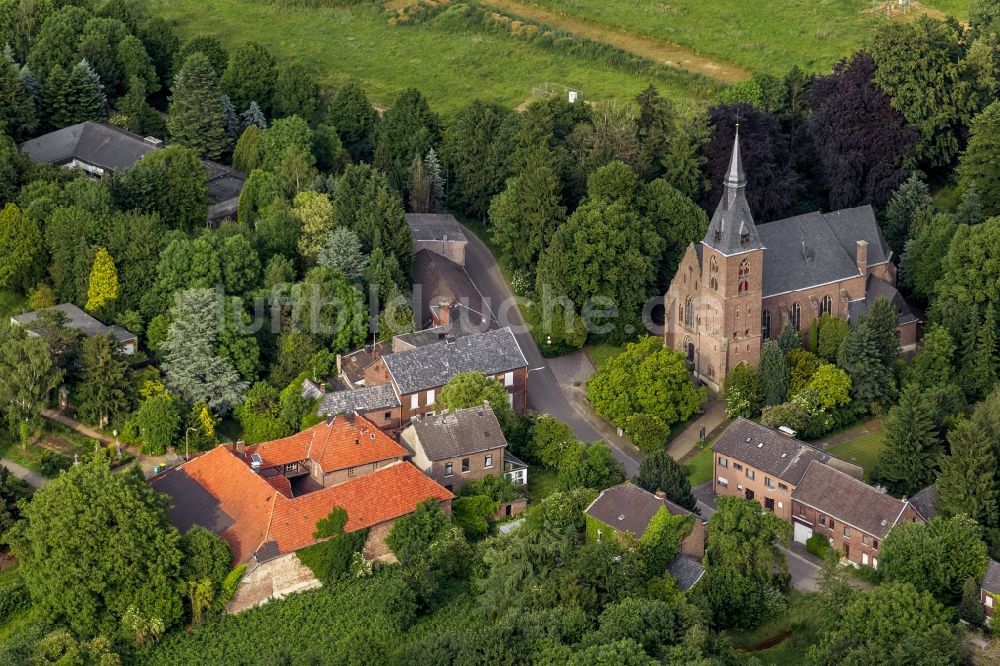 Erkelenz OT Borschmich aus der Vogelperspektive: Pfarrkirche St.Martinus in Borschmich, dem aufgegebenen Stadtteil von Erkelenz am Rande des Braunkohletagebaus Garzweiler I bei Erkelenz im Bundesland Nordrhein-Westfalen