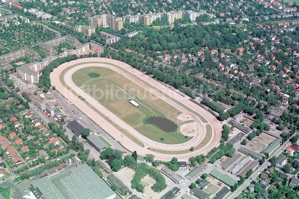 Luftaufnahme Berlin Mariendorf - Pferdesportanlage der Trabrennbahn Mariendorf im Bezirk Bezirks Tempelhof-Schöneberg von Berlin