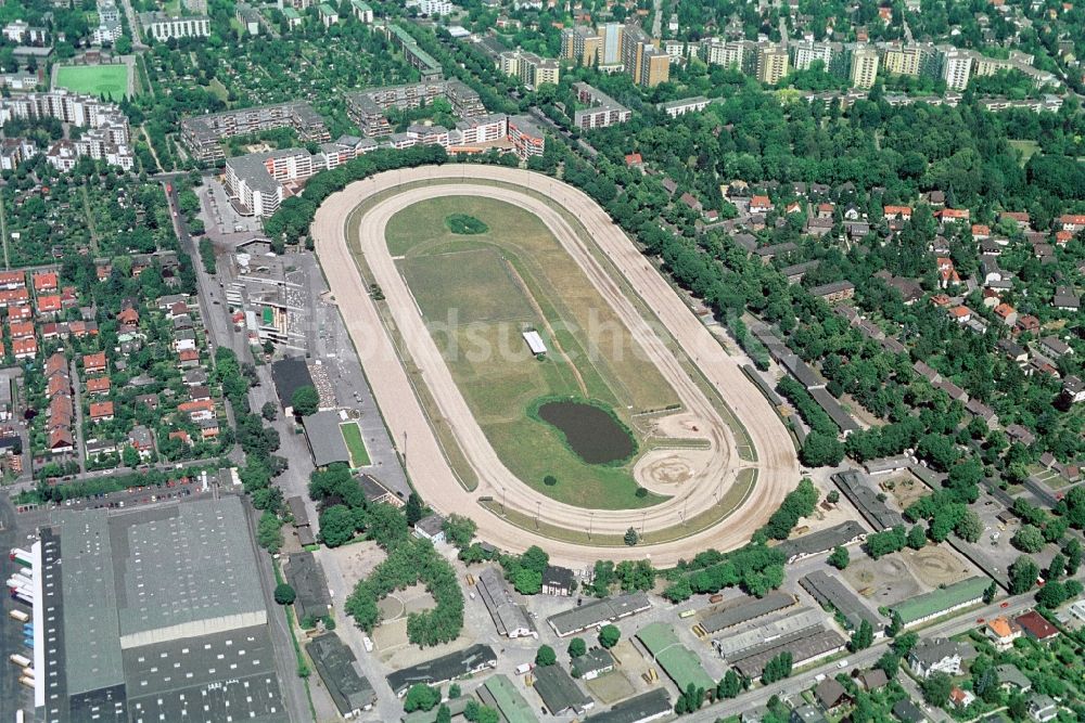 Berlin Mariendorf von oben - Pferdesportanlage der Trabrennbahn Mariendorf im Bezirk Bezirks Tempelhof-Schöneberg von Berlin