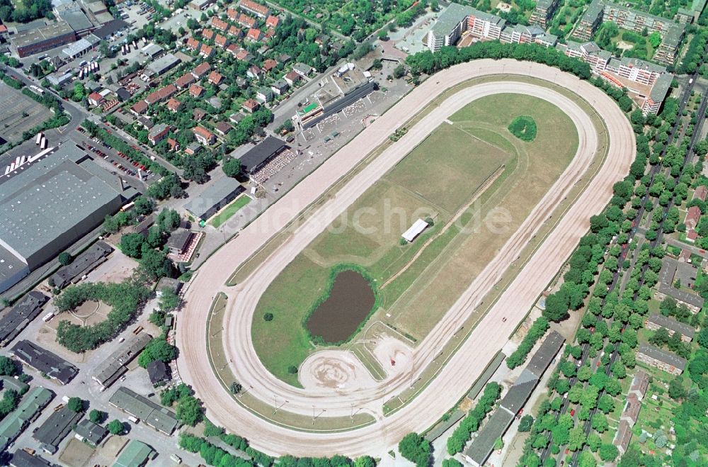 Luftaufnahme Berlin Mariendorf - Pferdesportanlage der Trabrennbahn Mariendorf im Bezirk Bezirks Tempelhof-Schöneberg von Berlin