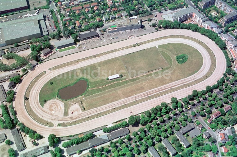 Berlin Mariendorf von oben - Pferdesportanlage der Trabrennbahn Mariendorf im Bezirk Bezirks Tempelhof-Schöneberg von Berlin