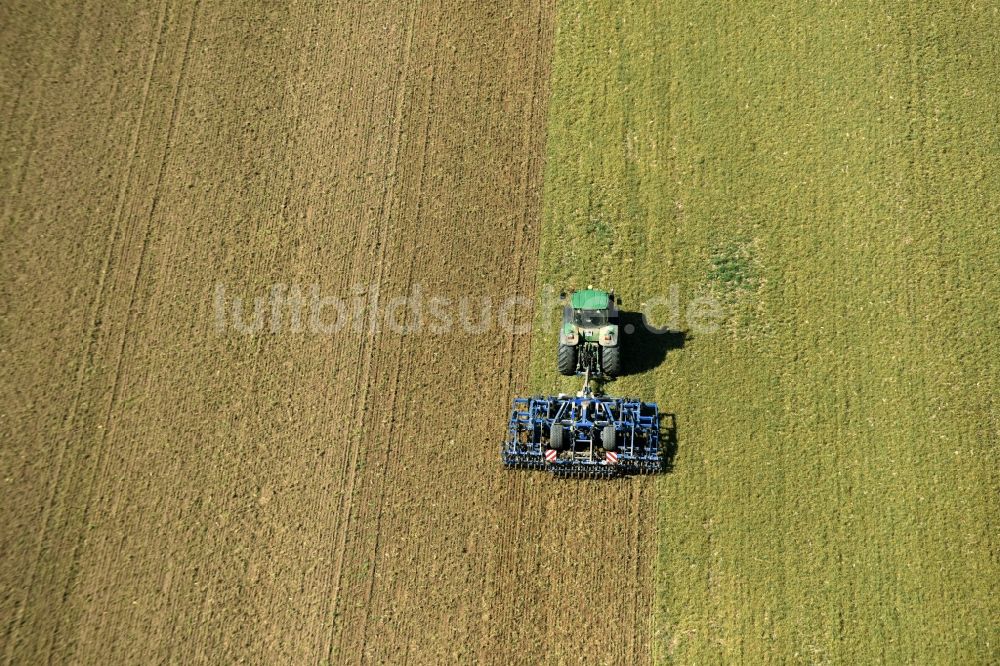 Körlitz aus der Vogelperspektive: Pflug- Landmaschine auf landwirtschaftlichen Feldern bei Körlitz im Bundesland Sachsen