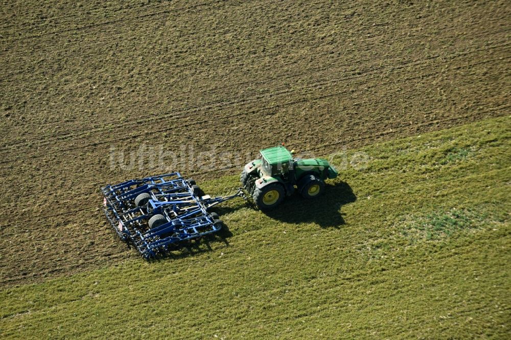 Körlitz von oben - Pflug- Landmaschine auf landwirtschaftlichen Feldern bei Körlitz im Bundesland Sachsen