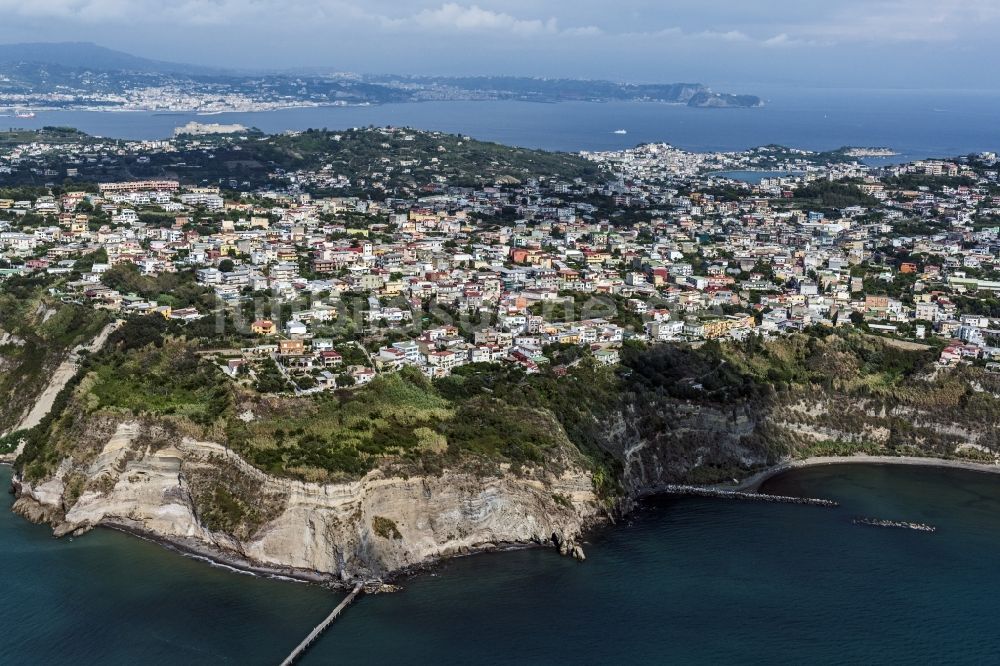 Luftbild Monte di Procida - Phlegräischen Halbinsel im Mittelmeer mit der Stadtansicht von Monte di Procida in Italien