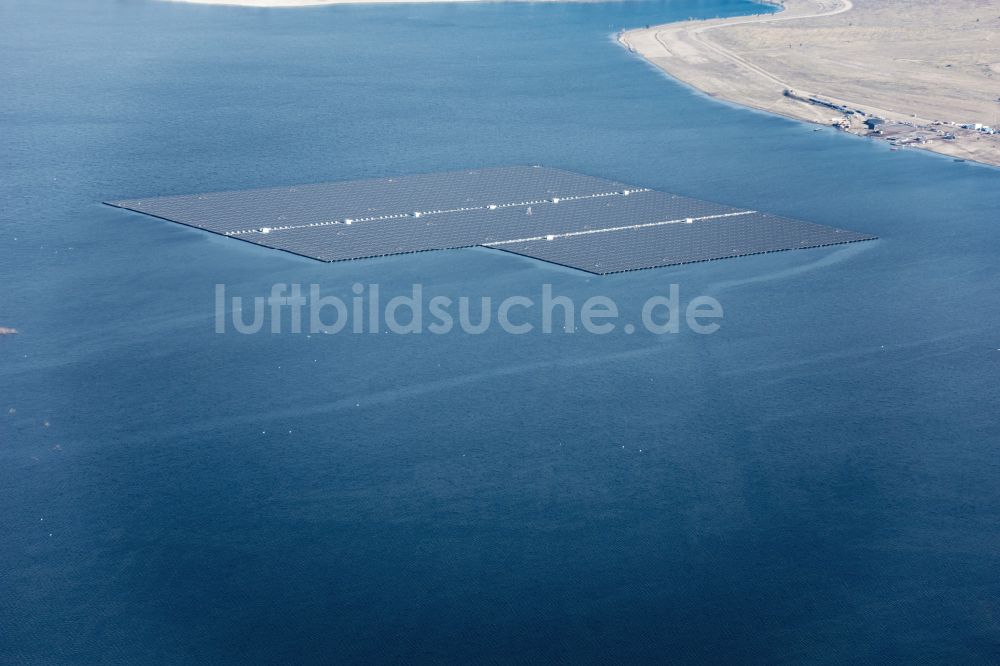 Cottbus aus der Vogelperspektive: Photovoltaik- Anlagen des gefluteten ehemaligen Braunkohle- Tagebaus und Renaturierungs- Sees Cottbuser Ostsee in Cottbus im Bundesland Brandenburg, Deutschland