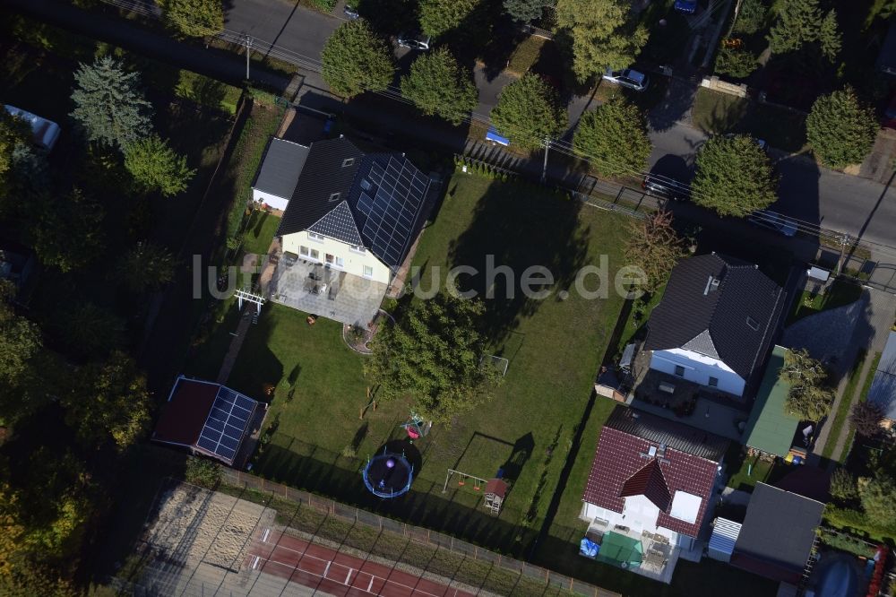 Luftbild Berlin - Photovoltaik- Solaranlagen im Wohngebiet einer Einfamilienhaus- Siedlung Kaulsdorf in Berlin