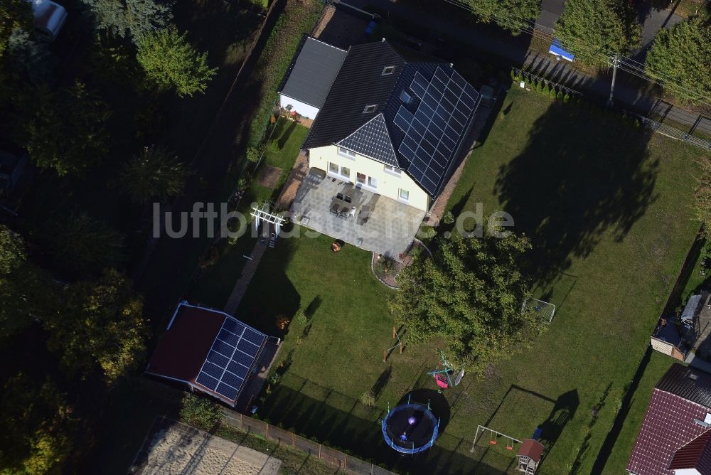 Luftaufnahme Berlin - Photovoltaik- Solaranlagen im Wohngebiet einer Einfamilienhaus- Siedlung Kaulsdorf in Berlin