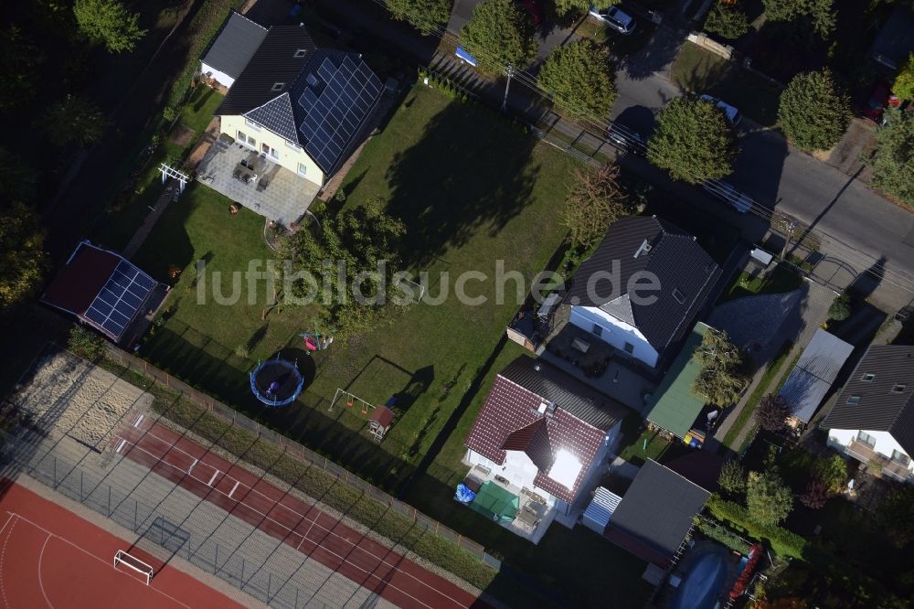 Berlin von oben - Photovoltaik- Solaranlagen im Wohngebiet einer Einfamilienhaus- Siedlung Kaulsdorf in Berlin