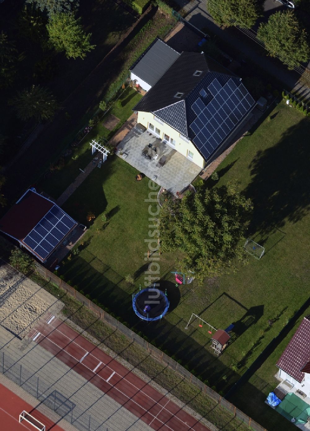 Berlin aus der Vogelperspektive: Photovoltaik- Solaranlagen im Wohngebiet einer Einfamilienhaus- Siedlung Kaulsdorf in Berlin