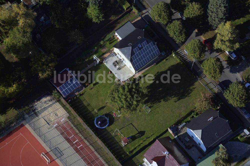 Luftbild Berlin - Photovoltaik- Solaranlagen im Wohngebiet einer Einfamilienhaus- Siedlung Kaulsdorf in Berlin