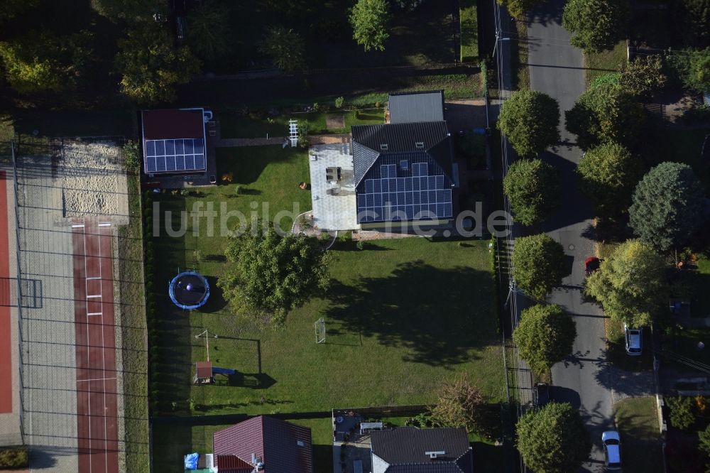 Luftaufnahme Berlin - Photovoltaik- Solaranlagen im Wohngebiet einer Einfamilienhaus- Siedlung Kaulsdorf in Berlin