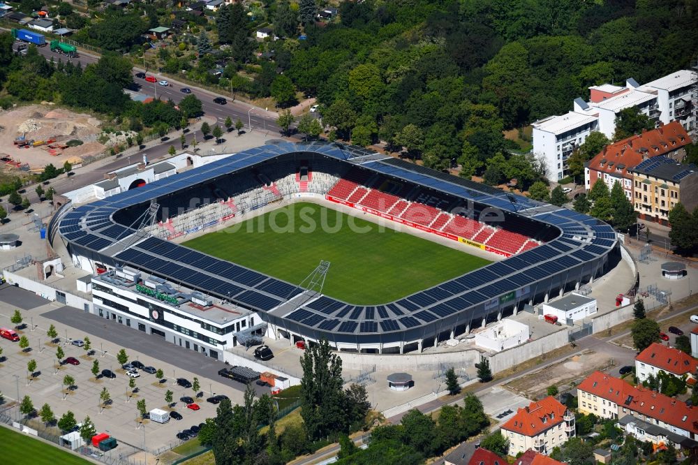 Halle (Saale) aus der Vogelperspektive: Photovoltaik- Solarkraftwerk am Stadion Erdgas Sportpark in Halle (Saale) im Bundesland Sachsen-Anhalt