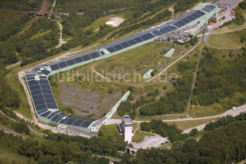 Bottrop aus der Vogelperspektive: Photovoltaikanlage auf dem Dach der Sommerrodelbahn Bottrop im Bundesland Nordrhein-Westfalen