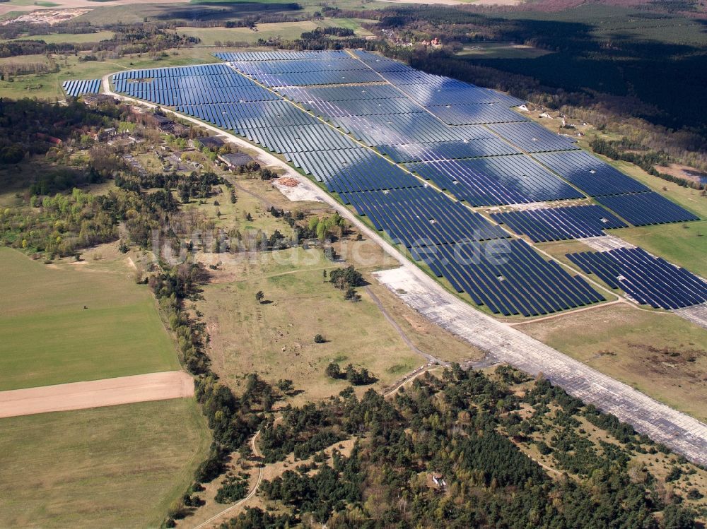 Wittstock aus der Vogelperspektive: Photovoltaikanlage auf dem Flugplatz Alt Daber bei Wittstock im Bundesland Brandenburg