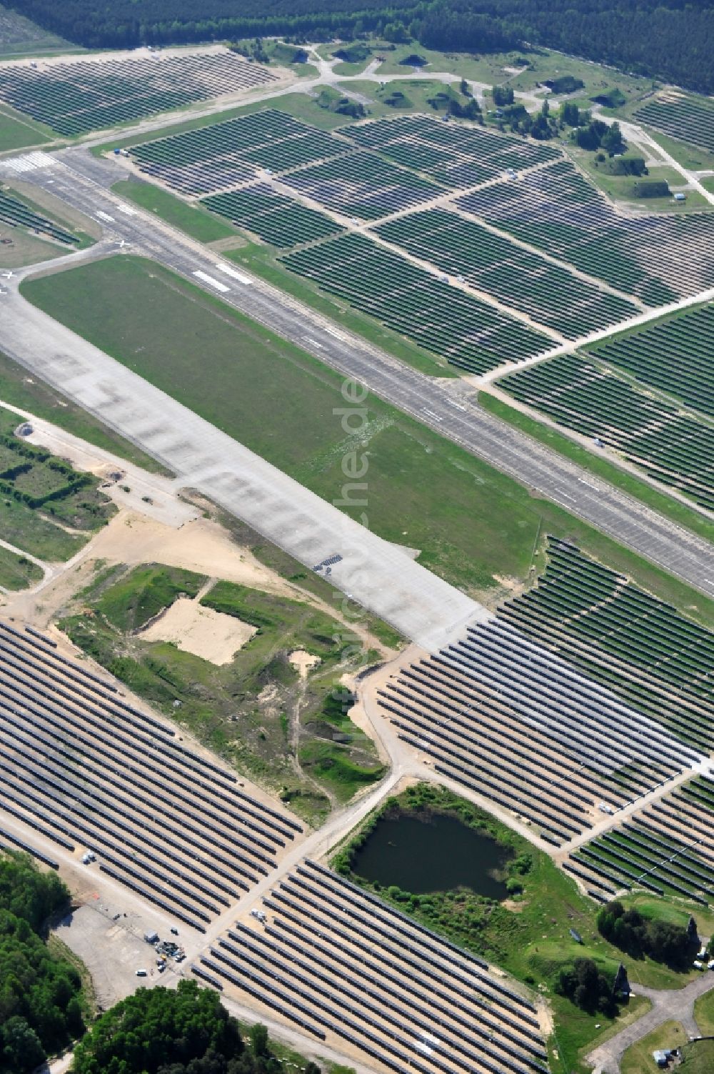 Luftaufnahme Eberswalde - Finowfurt - Photovoltaikanlage auf dem Flugplatz Finow, Finowfurt in Brandenburg