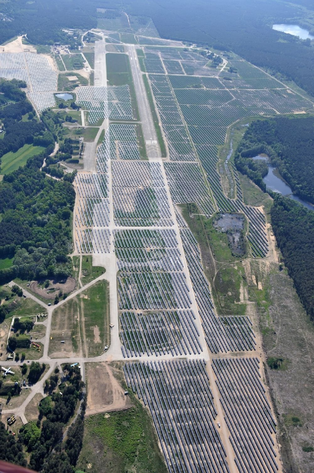 Eberswalde - Finowfurt von oben - Photovoltaikanlage auf dem Flugplatz Finow, Finowfurt in Brandenburg