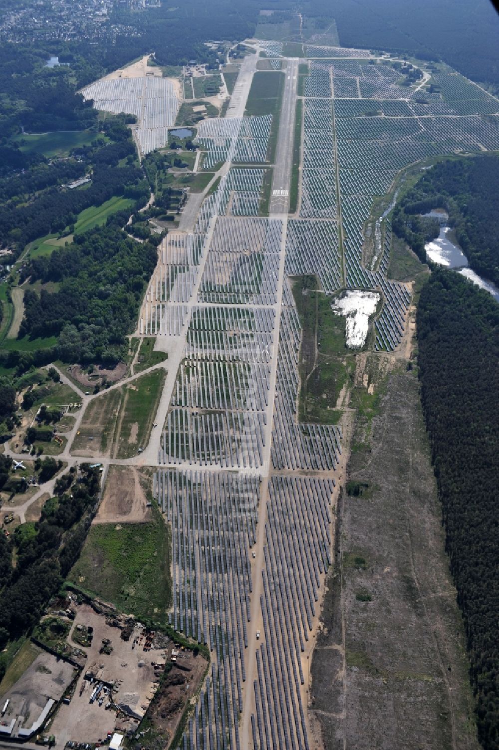 Eberswalde - Finowfurt aus der Vogelperspektive: Photovoltaikanlage auf dem Flugplatz Finow, Finowfurt in Brandenburg