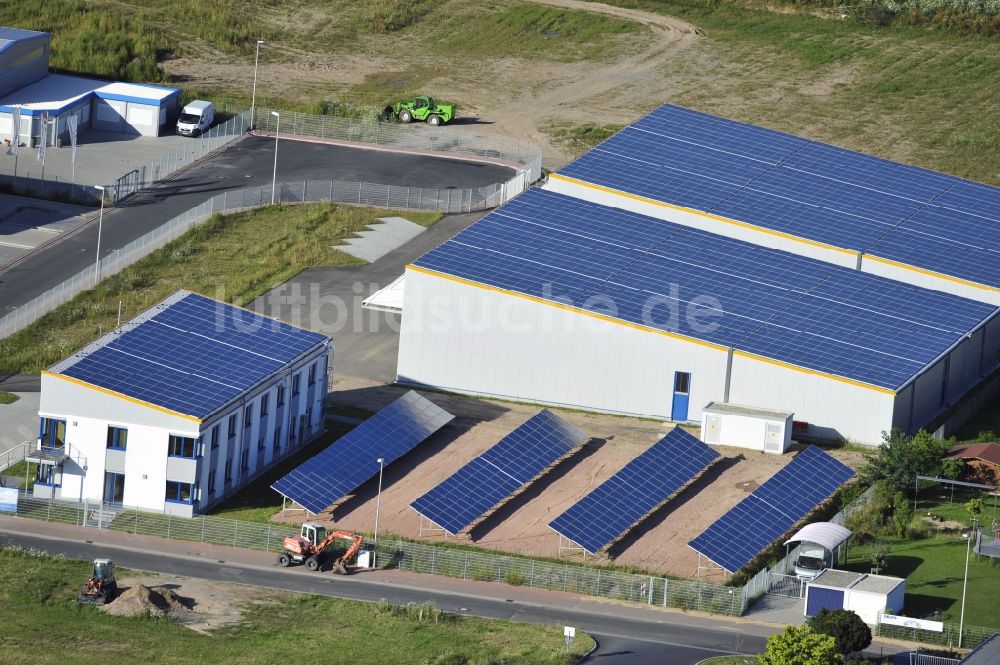 Großostheim OT Ringheim aus der Vogelperspektive: Photovoltaikanlage / Solarkraftwerk als Kombination auf Freiflächen und Dachanlagen im Gewerbegebiet Ringheim, einem Ortteil von Großostheim im Bundesland Bayern