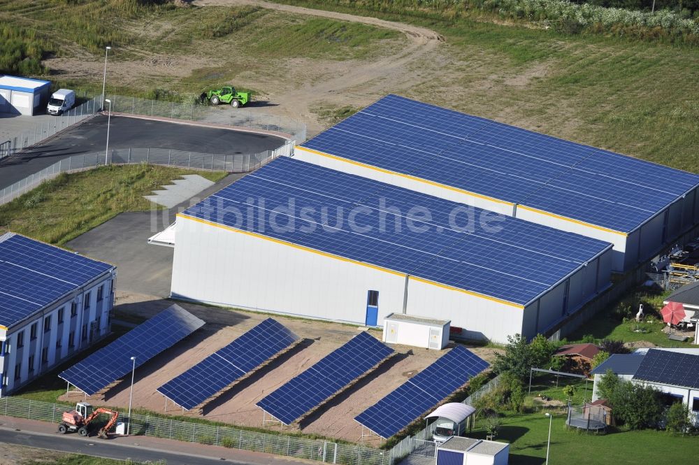 Luftbild Großostheim OT Ringheim - Photovoltaikanlage / Solarkraftwerk als Kombination auf Freiflächen und Dachanlagen im Gewerbegebiet Ringheim, einem Ortteil von Großostheim im Bundesland Bayern