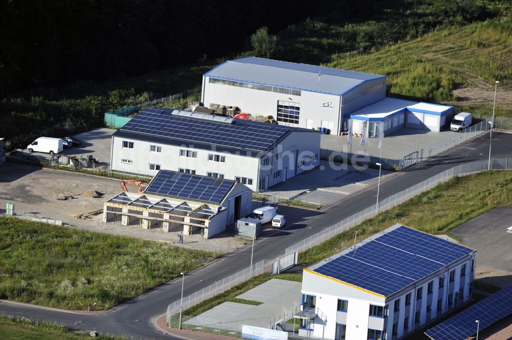 Luftaufnahme Großostheim OT Ringheim - Photovoltaikanlage / Solarkraftwerk als Kombination auf Freiflächen und Dachanlagen im Gewerbegebiet Ringheim, einem Ortteil von Großostheim im Bundesland Bayern