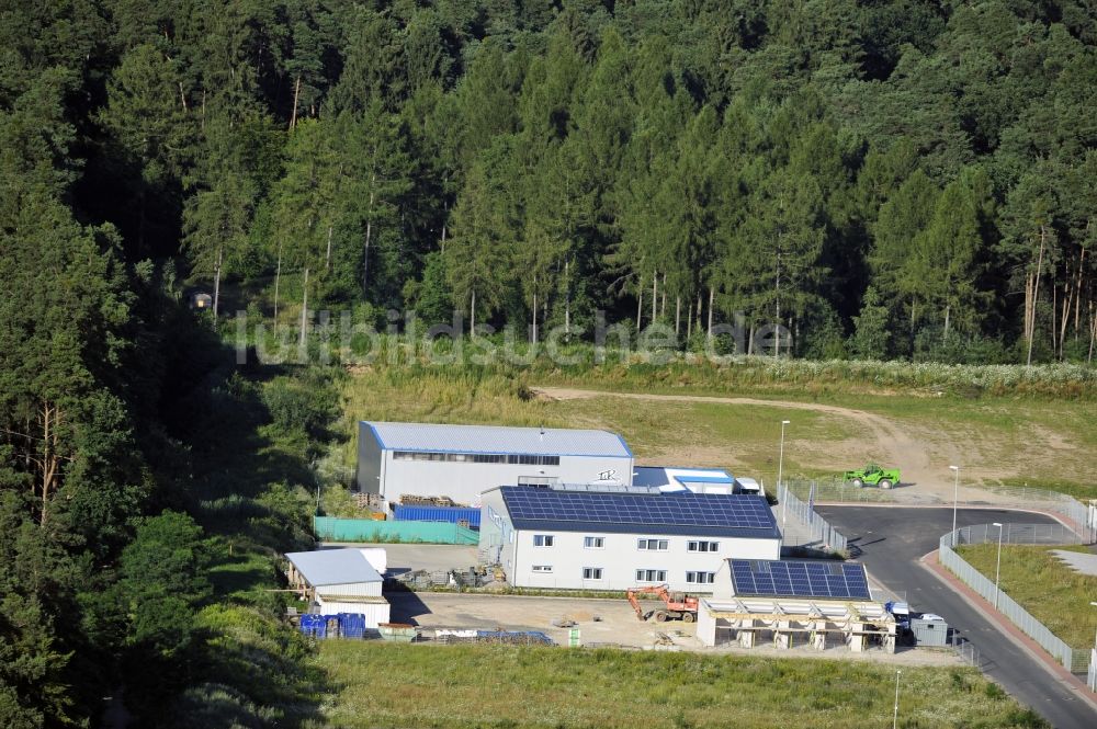 Großostheim OT Ringheim aus der Vogelperspektive: Photovoltaikanlage / Solarkraftwerk als Kombination auf Freiflächen und Dachanlagen im Gewerbegebiet Ringheim, einem Ortteil von Großostheim im Bundesland Bayern