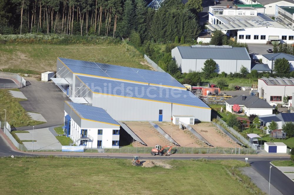 Luftaufnahme Großostheim OT Ringheim - Photovoltaikanlage / Solarkraftwerk als Kombination auf Freiflächen und Dachanlagen im Gewerbegebiet Ringheim, einem Ortteil von Großostheim im Bundesland Bayern