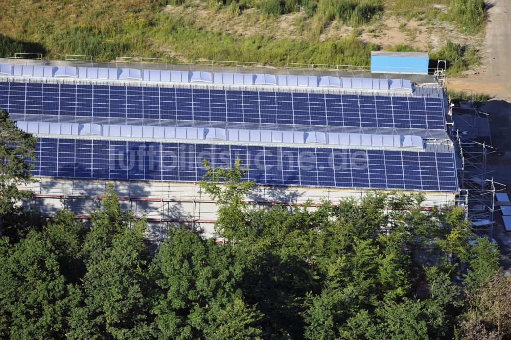 Großostheim OT Ringheim aus der Vogelperspektive: Photovoltaikanlage / Solarkraftwerk als Kombination auf Freiflächen und Dachanlagen im Gewerbegebiet Ringheim, einem Ortteil von Großostheim im Bundesland Bayern