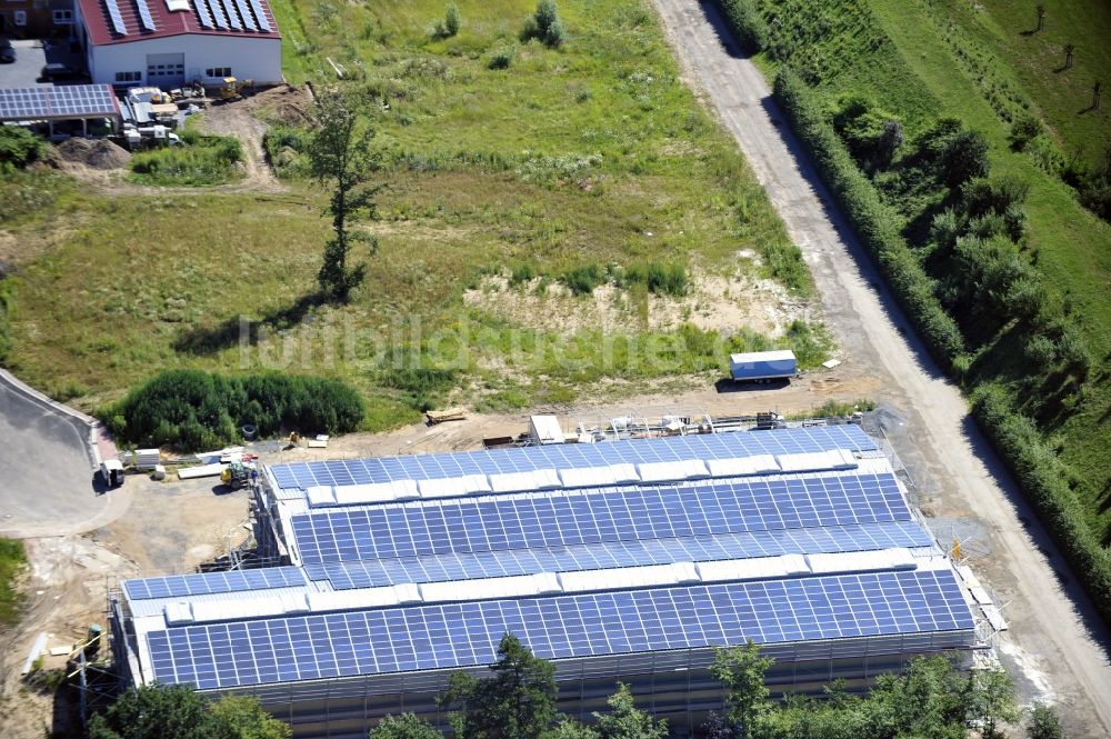 Luftaufnahme Großostheim OT Ringheim - Photovoltaikanlage / Solarkraftwerk als Kombination auf Freiflächen und Dachanlagen im Gewerbegebiet Ringheim, einem Ortteil von Großostheim im Bundesland Bayern