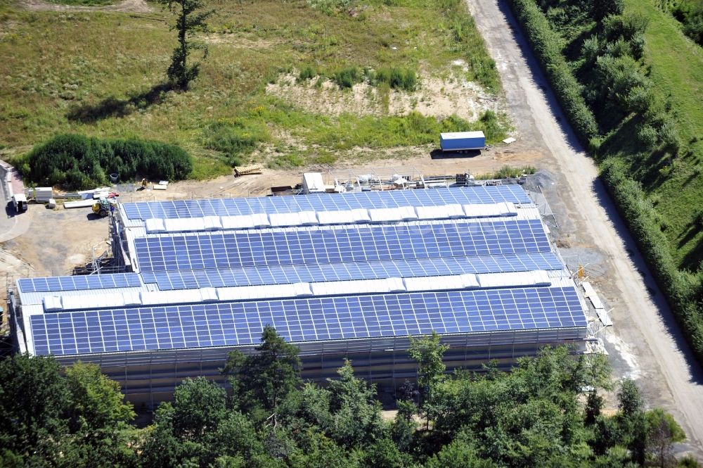 Großostheim OT Ringheim von oben - Photovoltaikanlage / Solarkraftwerk als Kombination auf Freiflächen und Dachanlagen im Gewerbegebiet Ringheim, einem Ortteil von Großostheim im Bundesland Bayern