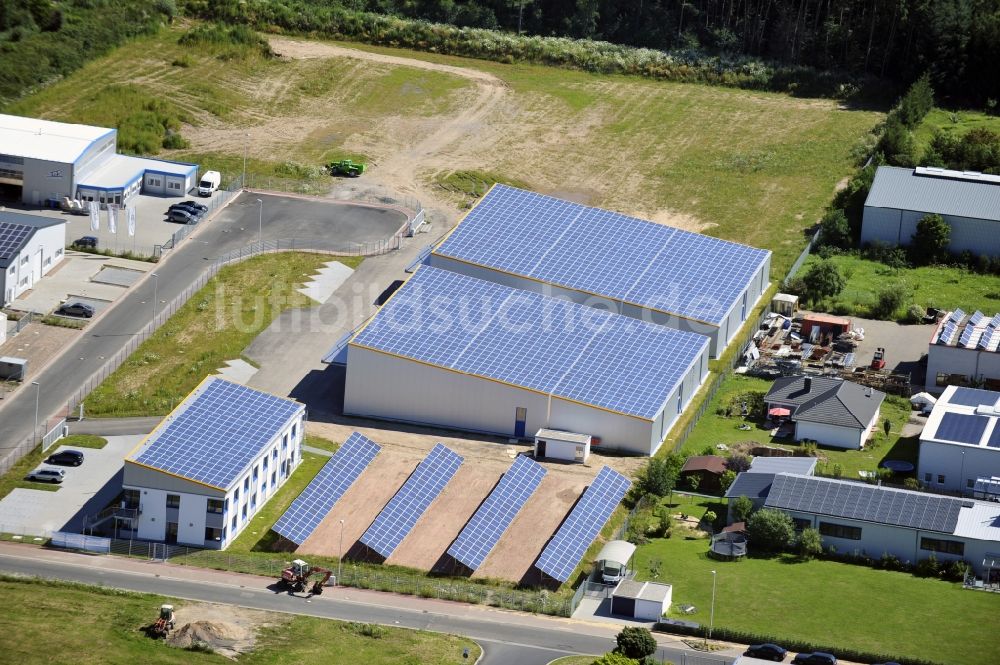 Großostheim OT Ringheim aus der Vogelperspektive: Photovoltaikanlage / Solarkraftwerk als Kombination auf Freiflächen und Dachanlagen im Gewerbegebiet Ringheim, einem Ortteil von Großostheim im Bundesland Bayern