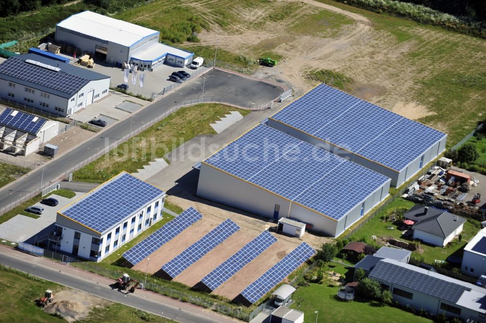 Luftaufnahme Großostheim OT Ringheim - Photovoltaikanlage / Solarkraftwerk als Kombination auf Freiflächen und Dachanlagen im Gewerbegebiet Ringheim, einem Ortteil von Großostheim im Bundesland Bayern