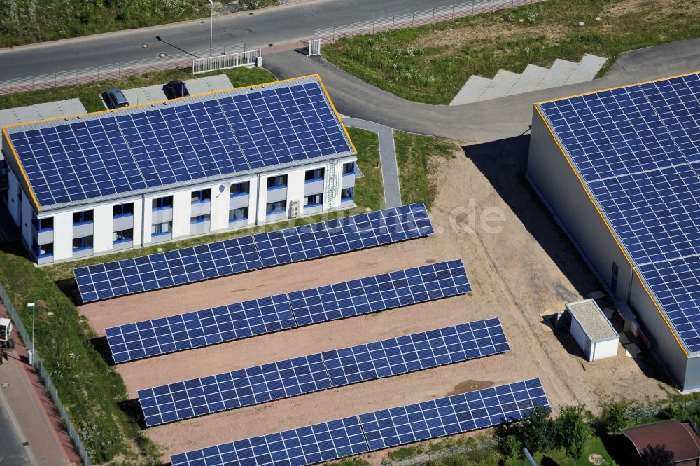 Großostheim OT Ringheim aus der Vogelperspektive: Photovoltaikanlage / Solarkraftwerk als Kombination auf Freiflächen und Dachanlagen im Gewerbegebiet Ringheim, einem Ortteil von Großostheim im Bundesland Bayern