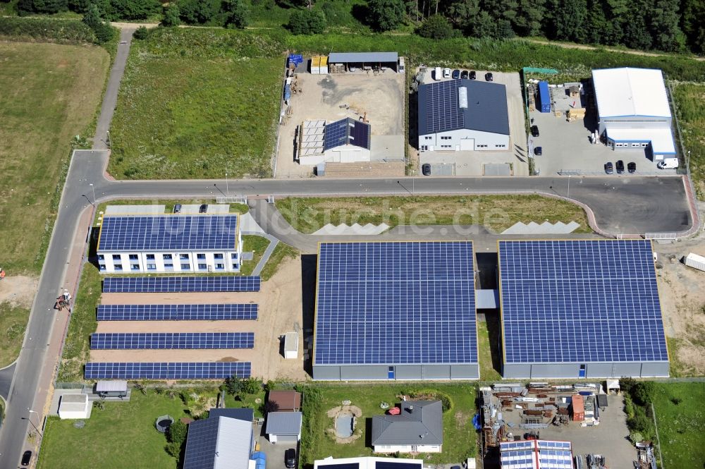 Großostheim OT Ringheim von oben - Photovoltaikanlage / Solarkraftwerk als Kombination auf Freiflächen und Dachanlagen im Gewerbegebiet Ringheim, einem Ortteil von Großostheim im Bundesland Bayern