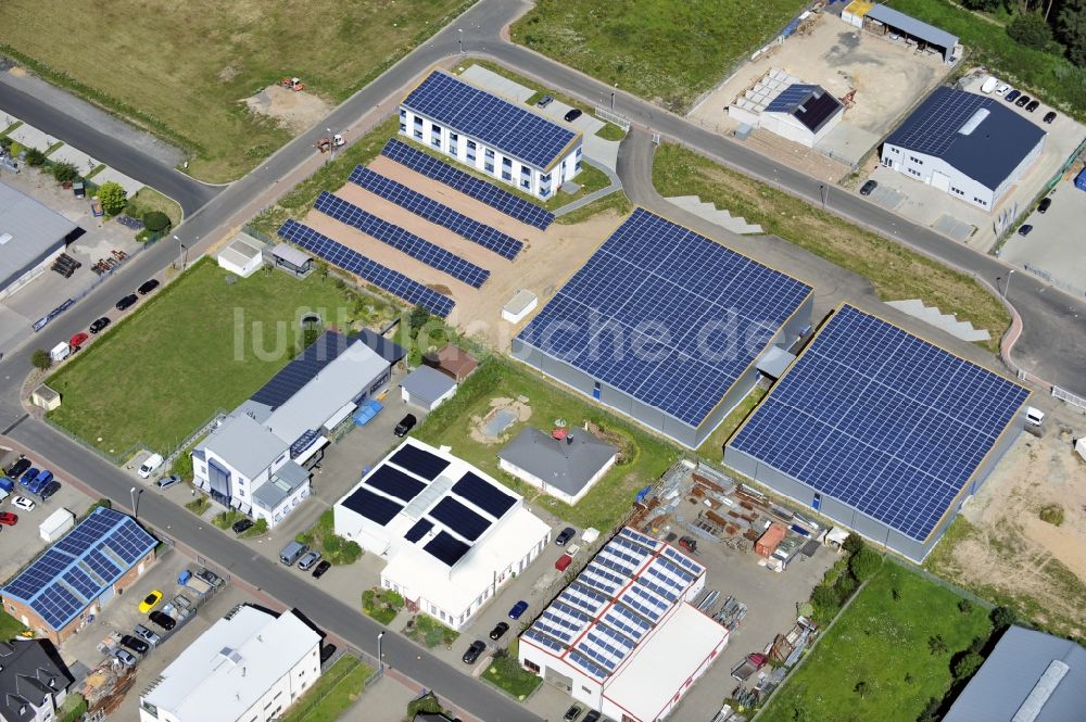 Luftbild Großostheim OT Ringheim - Photovoltaikanlage / Solarkraftwerk als Kombination auf Freiflächen und Dachanlagen im Gewerbegebiet Ringheim, einem Ortteil von Großostheim im Bundesland Bayern