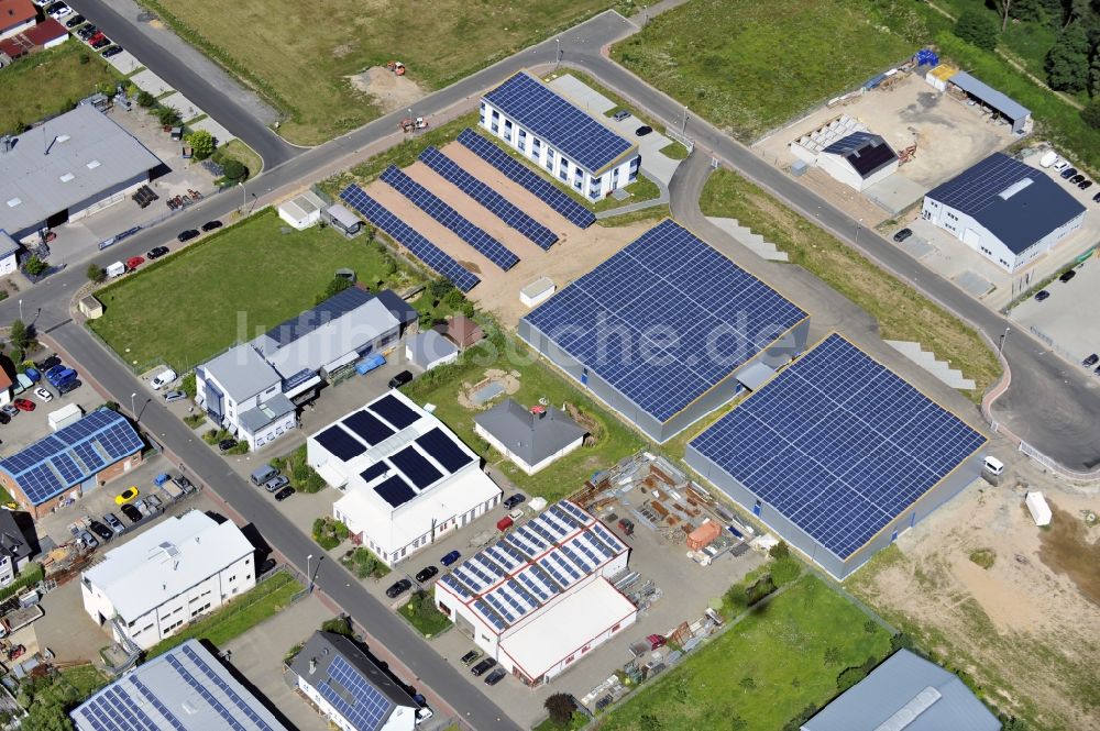 Luftaufnahme Großostheim OT Ringheim - Photovoltaikanlage / Solarkraftwerk als Kombination auf Freiflächen und Dachanlagen im Gewerbegebiet Ringheim, einem Ortteil von Großostheim im Bundesland Bayern