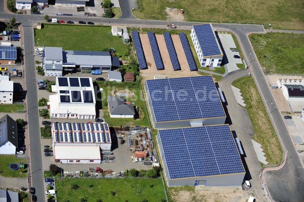 Großostheim OT Ringheim von oben - Photovoltaikanlage / Solarkraftwerk als Kombination auf Freiflächen und Dachanlagen im Gewerbegebiet Ringheim, einem Ortteil von Großostheim im Bundesland Bayern