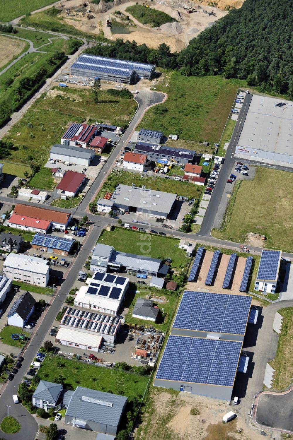 Luftbild Großostheim OT Ringheim - Photovoltaikanlage / Solarkraftwerk als Kombination auf Freiflächen und Dachanlagen im Gewerbegebiet Ringheim, einem Ortteil von Großostheim im Bundesland Bayern