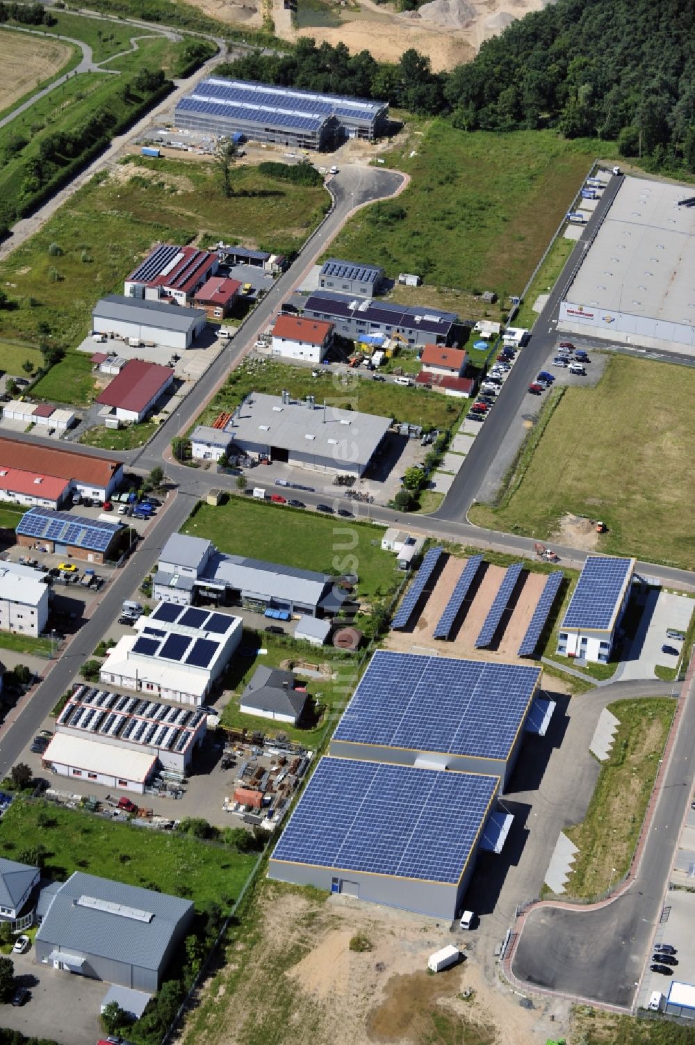 Luftaufnahme Großostheim OT Ringheim - Photovoltaikanlage / Solarkraftwerk als Kombination auf Freiflächen und Dachanlagen im Gewerbegebiet Ringheim, einem Ortteil von Großostheim im Bundesland Bayern