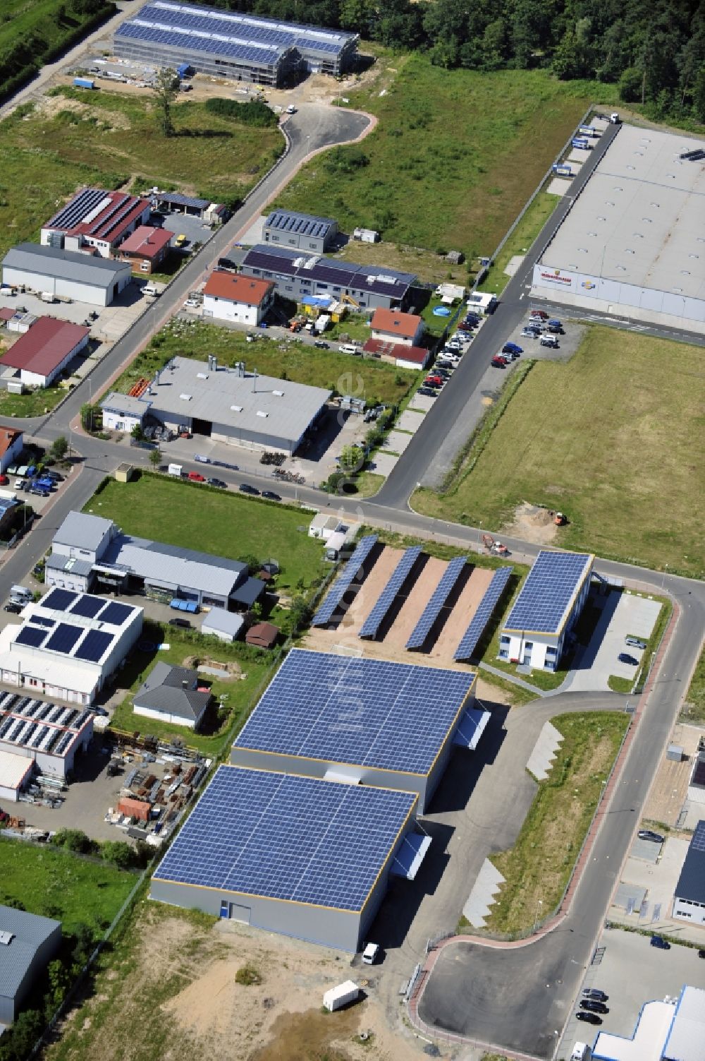 Großostheim OT Ringheim von oben - Photovoltaikanlage / Solarkraftwerk als Kombination auf Freiflächen und Dachanlagen im Gewerbegebiet Ringheim, einem Ortteil von Großostheim im Bundesland Bayern