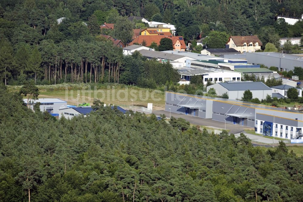 Großostheim OT Ringheim aus der Vogelperspektive: Photovoltaikanlage / Solarkraftwerk als Kombination auf Freiflächen und Dachanlagen im Gewerbegebiet Ringheim, einem Ortteil von Großostheim im Bundesland Bayern