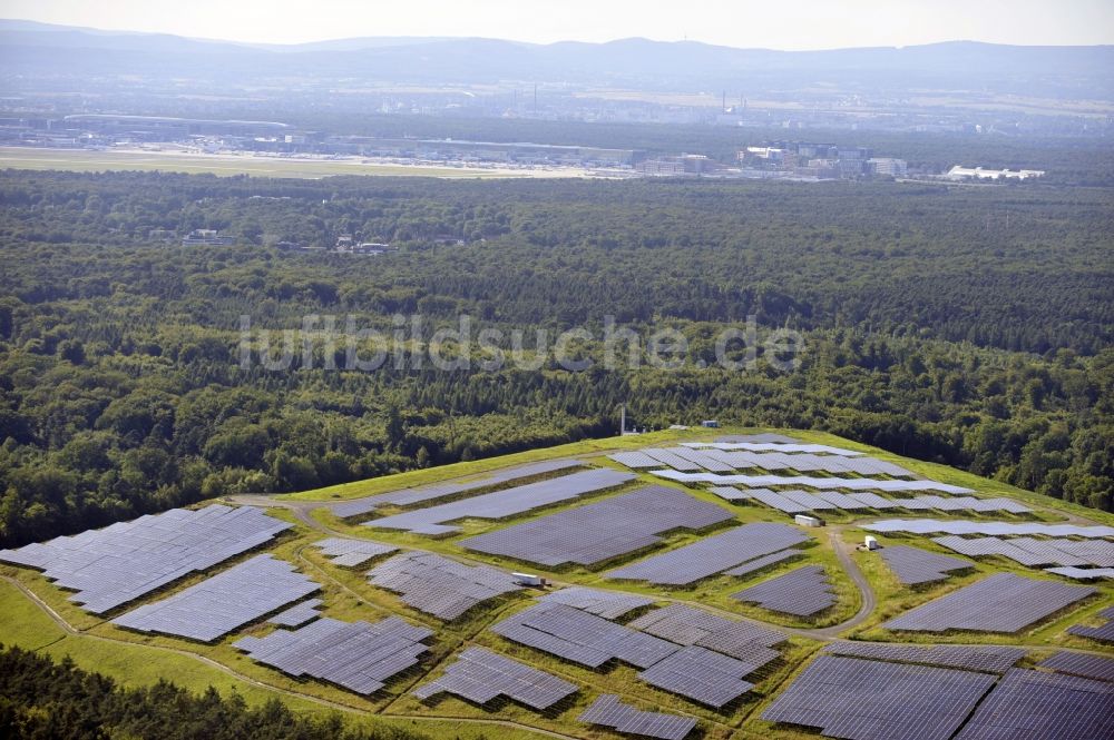 Luftbild Dreieich OT Buchschlag - Photovoltaikanlage / Solarkraftwerk auf der ehemaligen Hausmülldeponie Buchschlag bei Dreieich OT Buchschlag im Bundesland Hessen