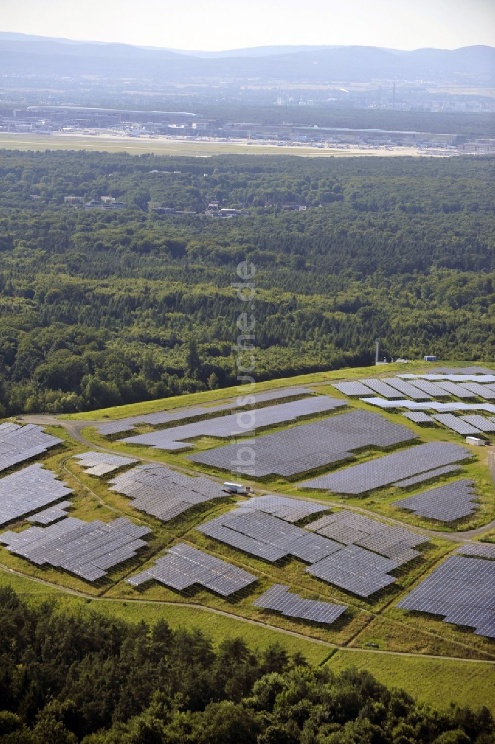 Luftaufnahme Dreieich OT Buchschlag - Photovoltaikanlage / Solarkraftwerk auf der ehemaligen Hausmülldeponie Buchschlag bei Dreieich OT Buchschlag im Bundesland Hessen