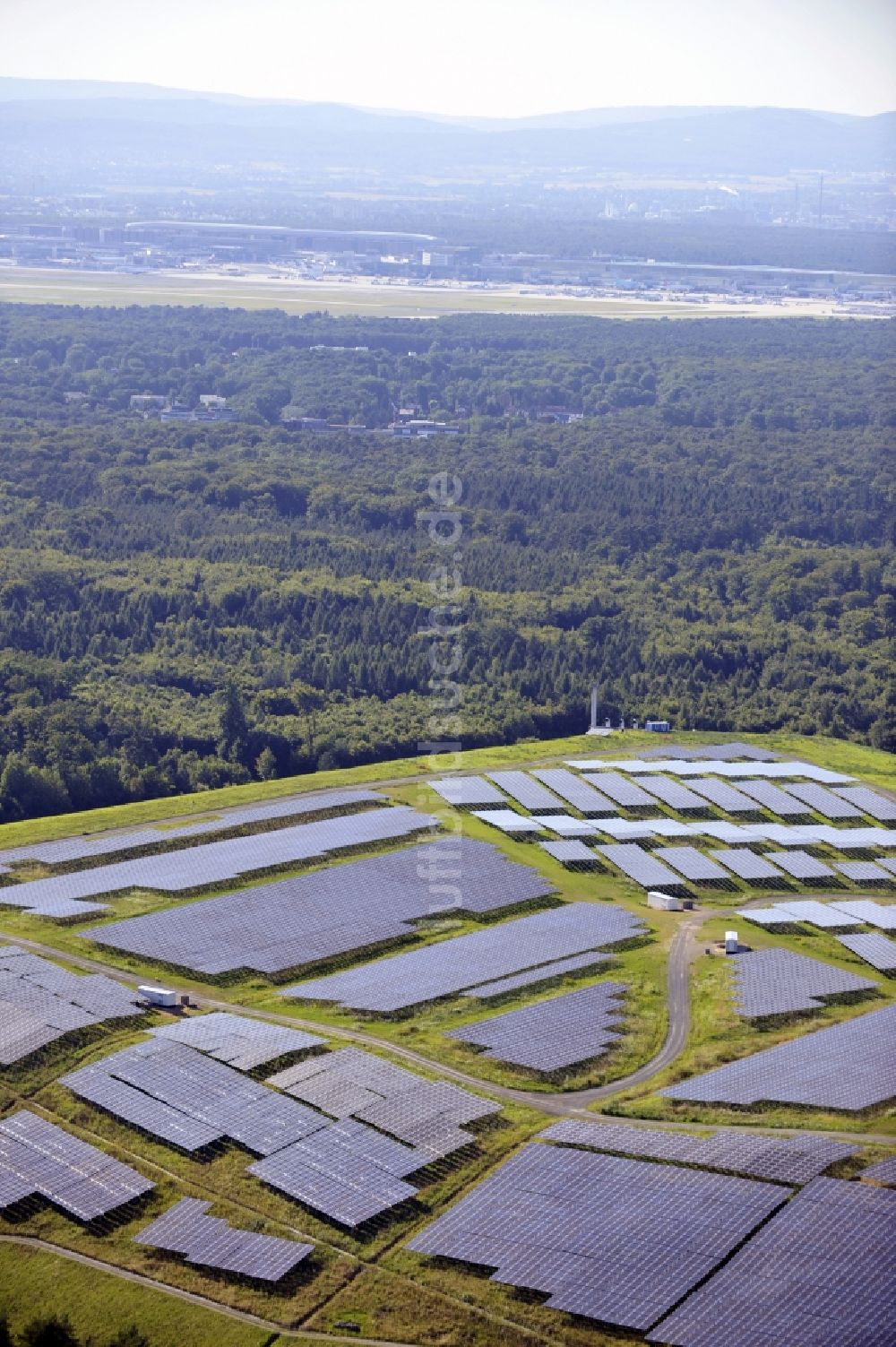 Dreieich OT Buchschlag von oben - Photovoltaikanlage / Solarkraftwerk auf der ehemaligen Hausmülldeponie Buchschlag bei Dreieich OT Buchschlag im Bundesland Hessen