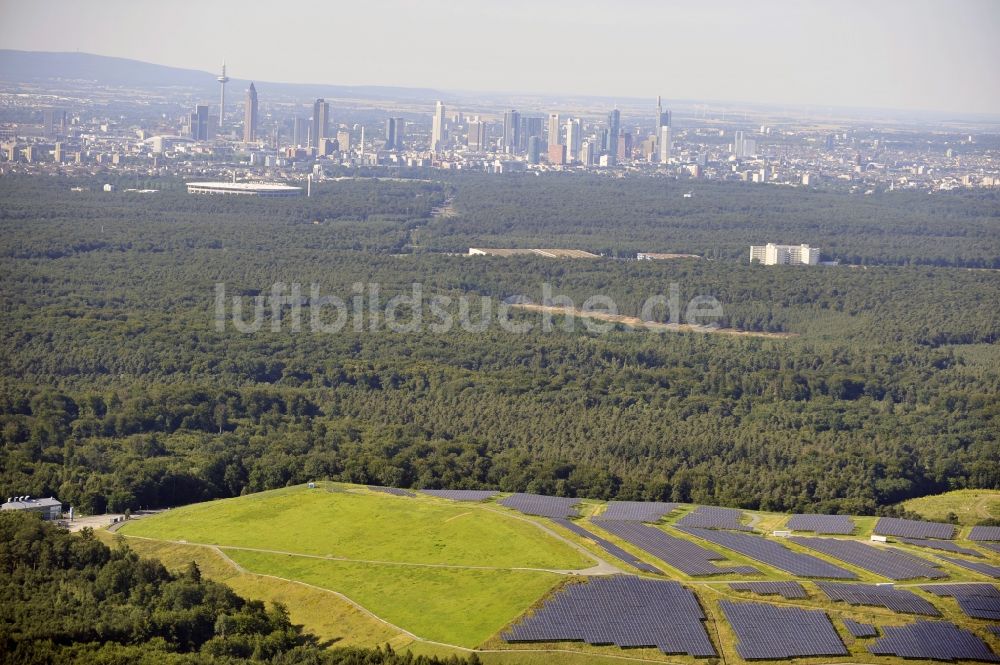 Dreieich OT Buchschlag aus der Vogelperspektive: Photovoltaikanlage / Solarkraftwerk auf der ehemaligen Hausmülldeponie Buchschlag bei Dreieich OT Buchschlag im Bundesland Hessen