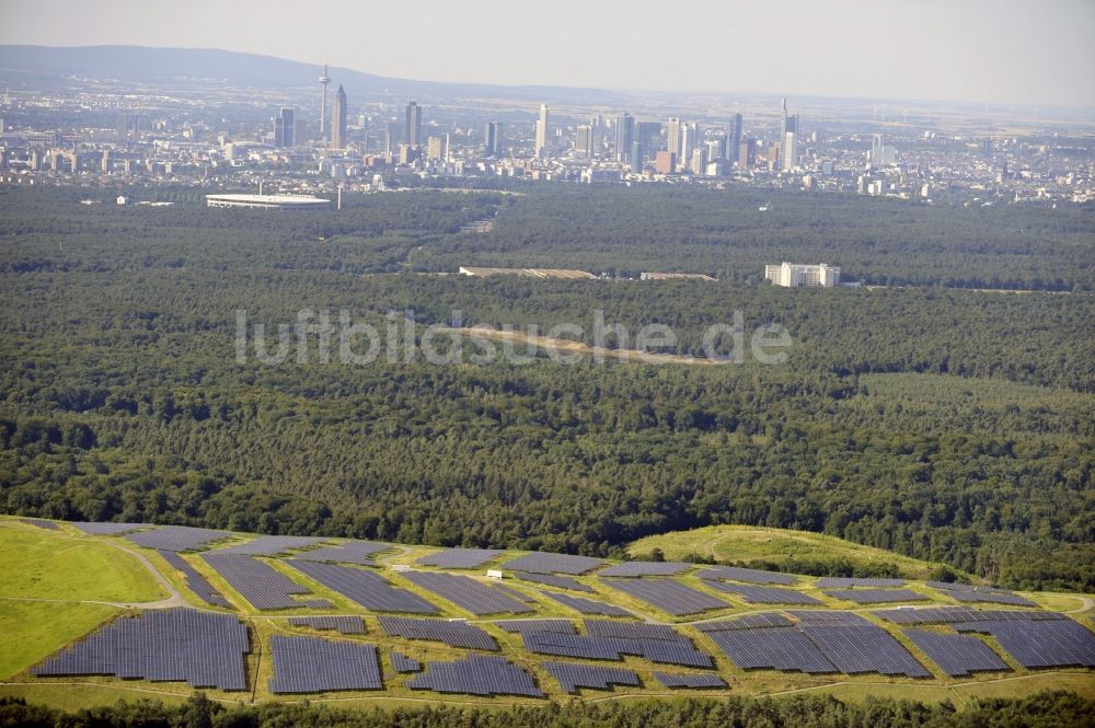 Dreieich OT Buchschlag aus der Vogelperspektive: Photovoltaikanlage / Solarkraftwerk auf der ehemaligen Hausmülldeponie Buchschlag bei Dreieich OT Buchschlag im Bundesland Hessen